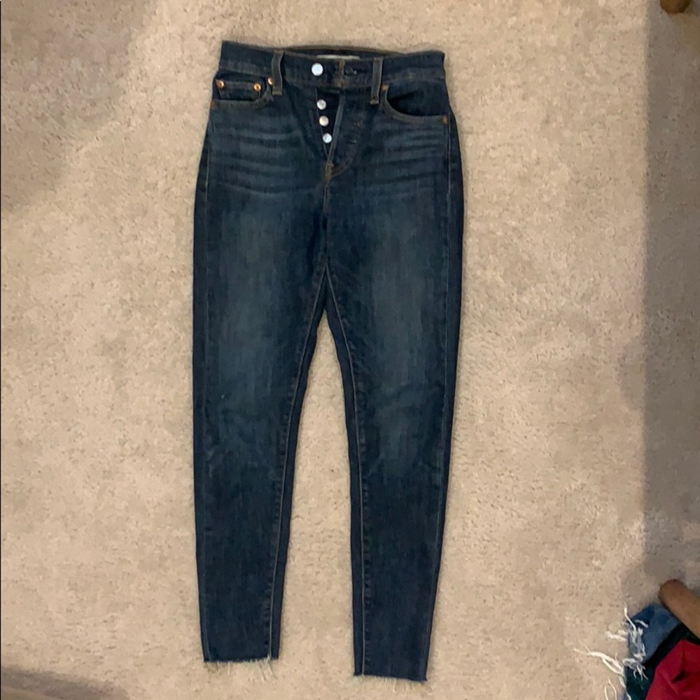 Levi’a wedgie skinny with raw hem